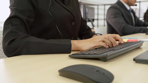 Mann arbeitet am Tisch