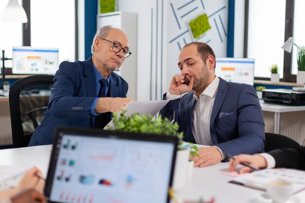 Foto mann arbeitet am tisch