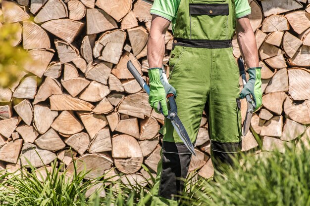 Foto mann arbeitet an der anlage