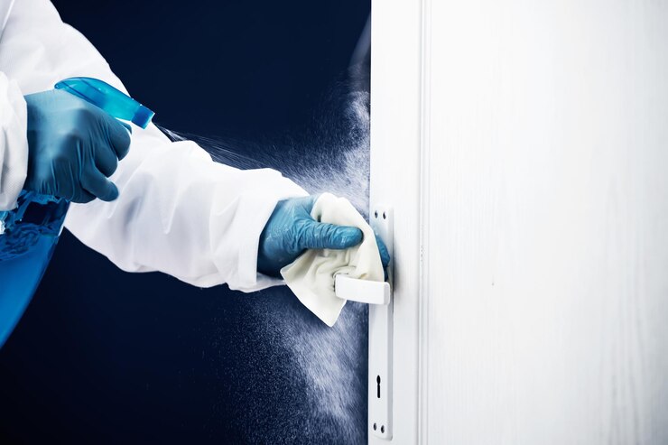 Foto mann arbeitet an der blauen tür