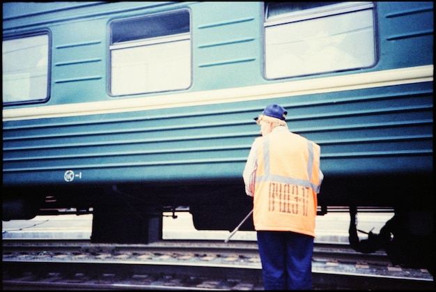 Foto mann arbeitet an der eisenbahnstrecke