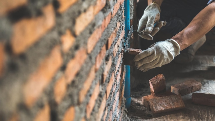 Foto mann arbeitet an der wand