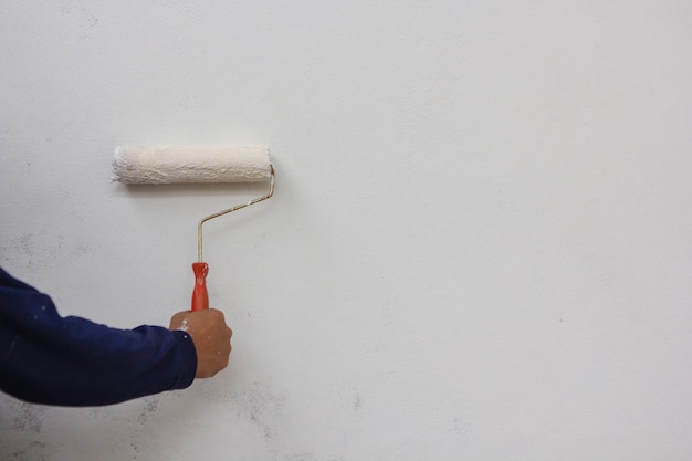 Mann arbeitet an der Wand