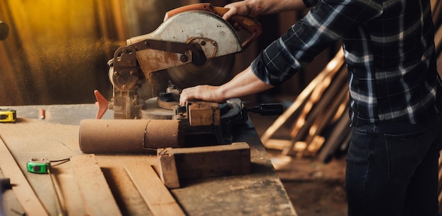 Mann arbeitet an Holz in der Werkstatt