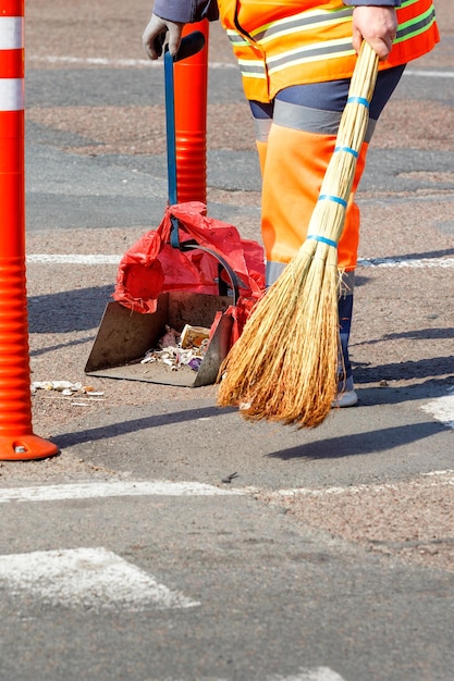 Mann arbeitet auf der Straße in der Stadt