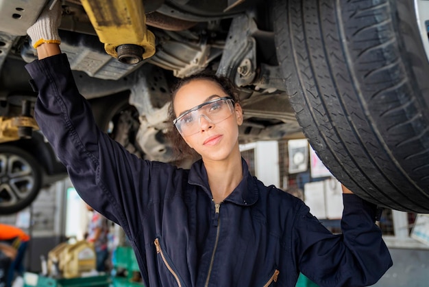 Mann arbeitet im Auto