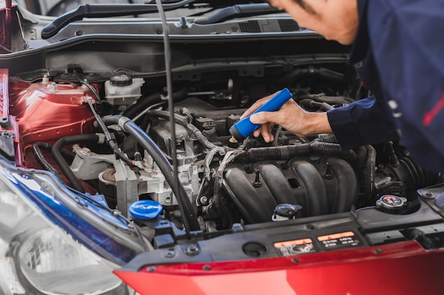 Mann arbeitet im Auto