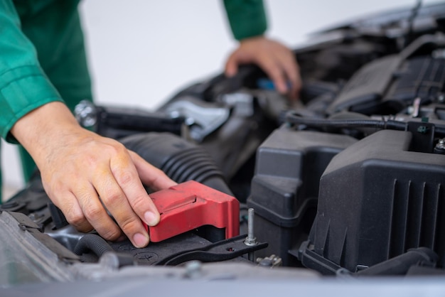 Mann arbeitet im Auto