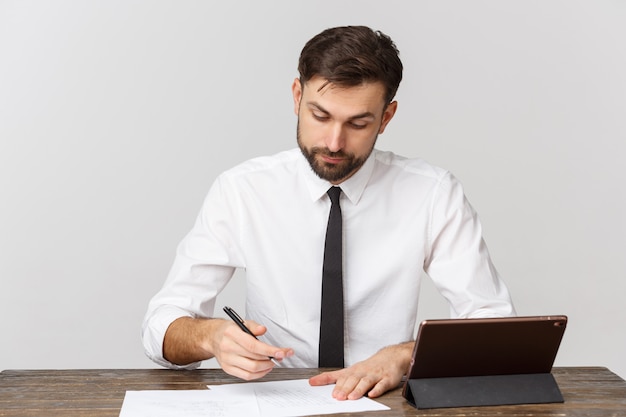 Mann arbeitet im Büro