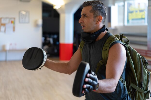 Foto mann arbeitet im fitnessstudio