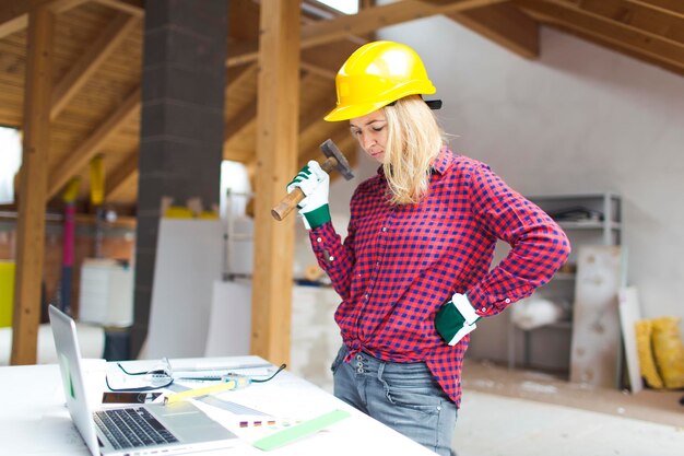 Foto mann arbeitet in einer kaffeetasse