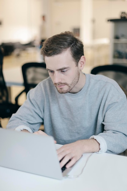 Mann arbeitet mit Laptop
