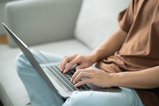 Mann arbeitet von zu Hause aus online auf dem Laptop Asiatischer Geschäftsmann arbeitet am Online-Geschäftskonzept mit Social Distancing Laptop Online-Meeting