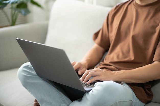 Mann arbeitet von zu Hause aus online auf dem Laptop Asiatischer Geschäftsmann arbeitet am Online-Geschäftskonzept mit Social Distancing Laptop Online-Meeting