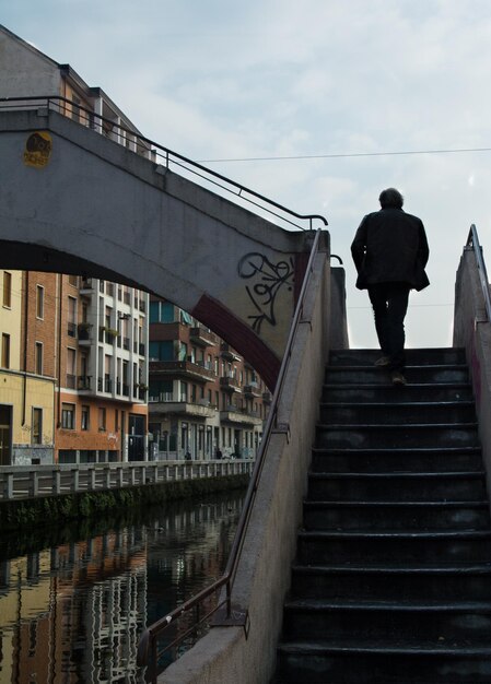 Foto mann auf der brücke