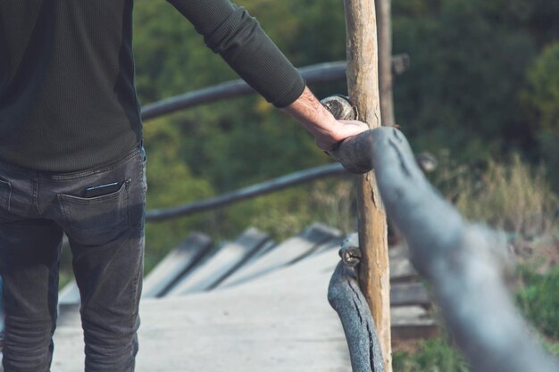 Mann auf der Holztreppe