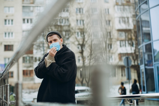 Mann auf der Straße mit Schutzmasken.