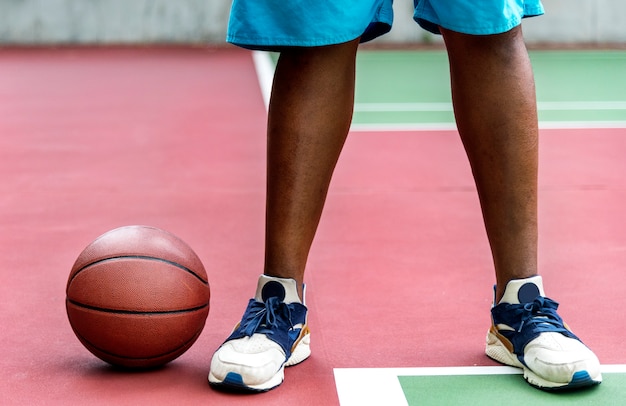 Mann auf einem Basketballplatz