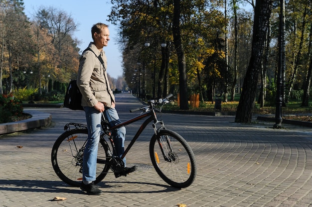 Mann auf einem Fahrrad im Park hielt an