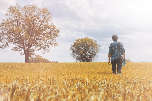 Mann auf einem Feld im Herbst