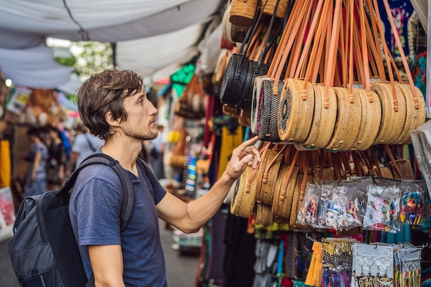 Mann auf einem Markt in Ubud Bali Typischer Souvenirladen, der Souvenirs und Kunsthandwerk von Bali verkauft