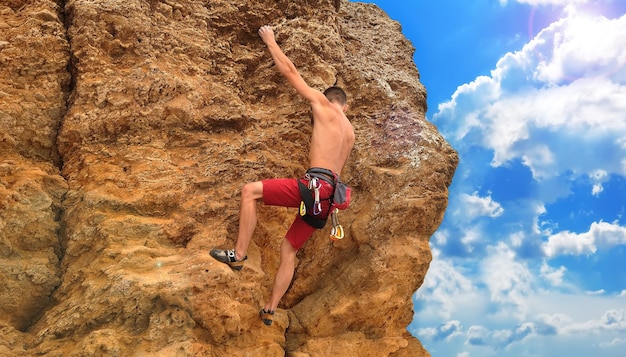 Mann auf Felsen klettern