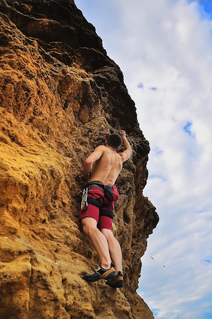 Mann auf Felsen klettern