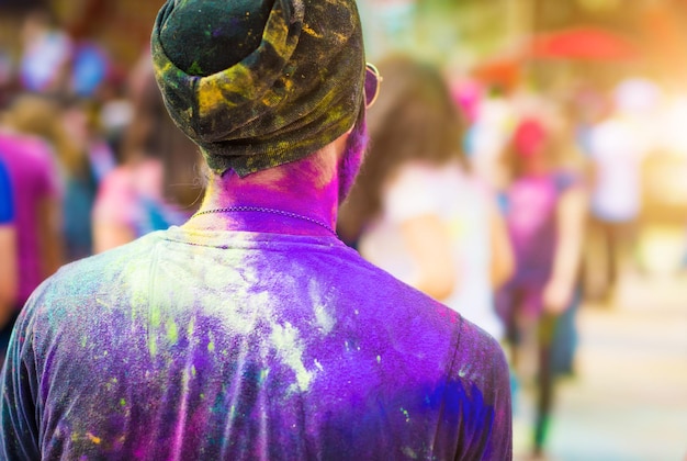 Mann auf Holi-Festival