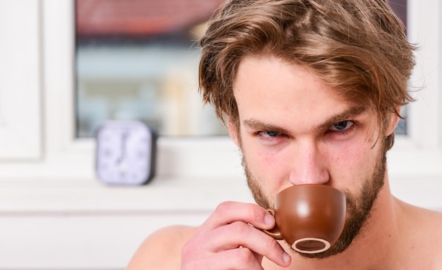 Mann bärtiger gutaussehender Macho hält Tasse Kaffee Guy attraktives Aussehen Mann genießen heißen frisch gebrühten Kaffee Als erstes am Morgen Beste Zeit, um Ihre Tasse Kaffee zu trinken Jeden Morgen mit seinem Kaffee