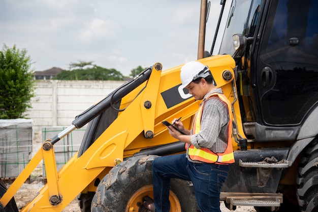 Foto mann bauingenieur auf der baustelle