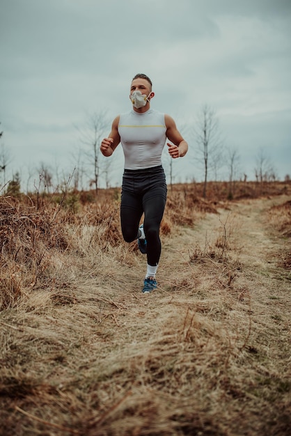 Foto mann beim training mit maske wegen des corona-virus