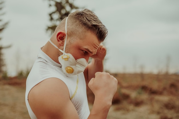 Mann beim Training mit Maske wegen des Corona-Virus