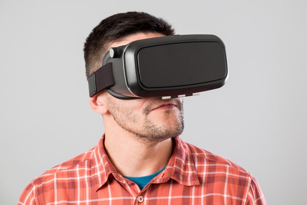 Mann benutzt ein Virtual-Reality-Headset