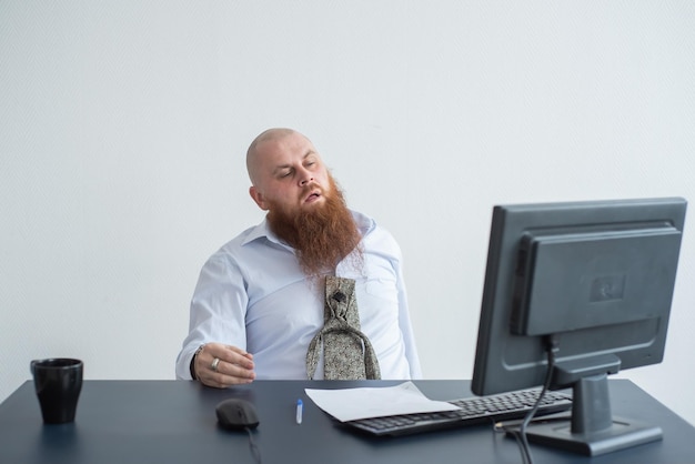 Foto mann benutzt handy, während er auf dem tisch sitzt