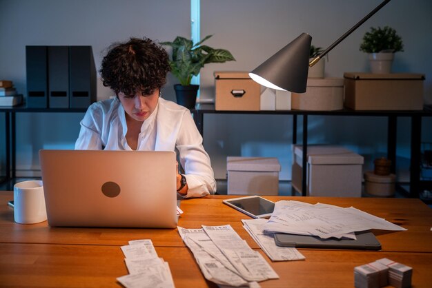 Foto mann benutzt laptop im büro