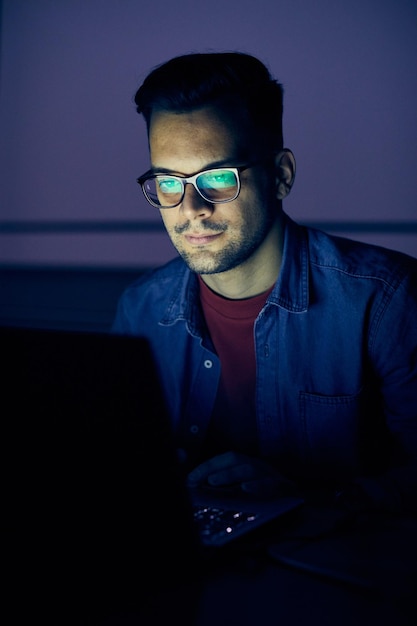 Mann benutzt Laptop