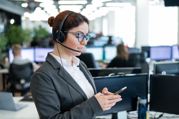 Foto mann benutzt mobiltelefon