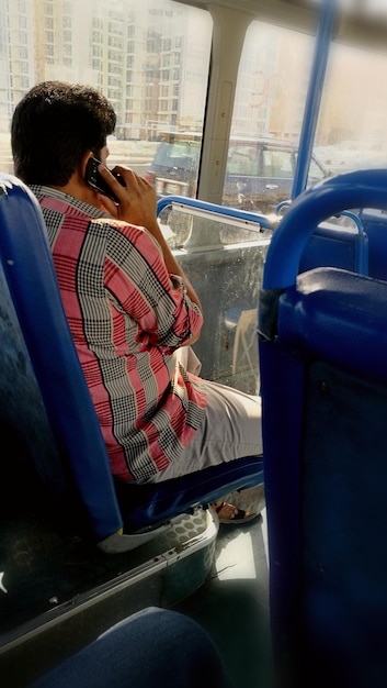 Foto mann benutzt smartphone, während er im bus sitzt