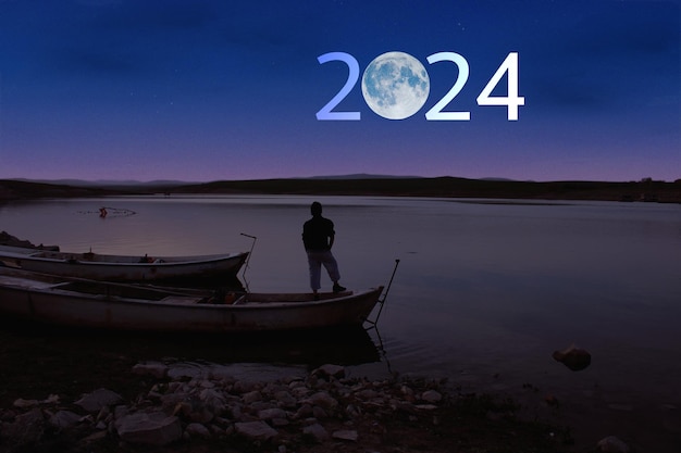 Mann beobachtet den Bären vom Boot am See, Vollmond am Himmel und die Nummer 2024