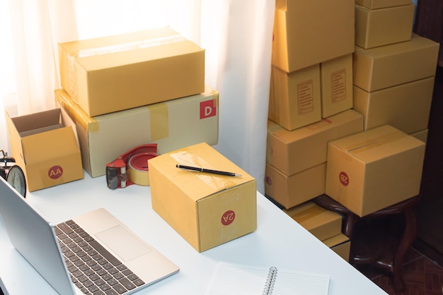 Mann bereitet ein Paket für die Lieferung im Online-Verkaufsbüro vor E-Commerce-Drop-Shipping