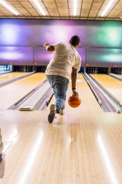 Mann bereitet einen Bowlingspielzug in Rio de Janeiro, Brasilien vor.