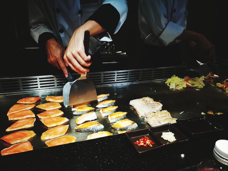 Foto mann bereitet essen auf dem grill vor