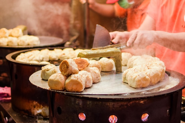 Foto mann bereitet essen in der küche vor