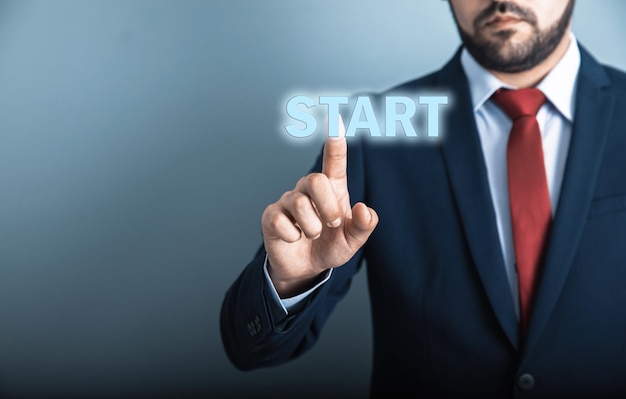 Mann berührt sich im Starttext