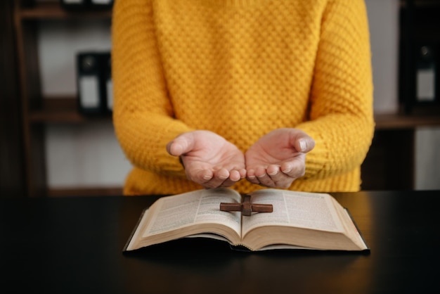 Mann betet morgens auf der BibelFrau Hand mit Bibel betet christliches Lebenskrisengebet zu GottxA