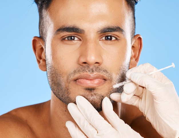 Mann Botox und kosmetische Gesichtspflege Anti-Aging-Faltenbehandlung Pflegende Hände Gesicht Hautpflege Schönheit ästhetische plastische Chirurgie und medizinische Dermatologie Wellness im Studio mit blauem Hintergrund