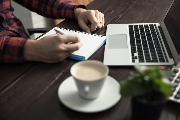 Mann-Computer-Laptop-Kaffee-Café-Konzept