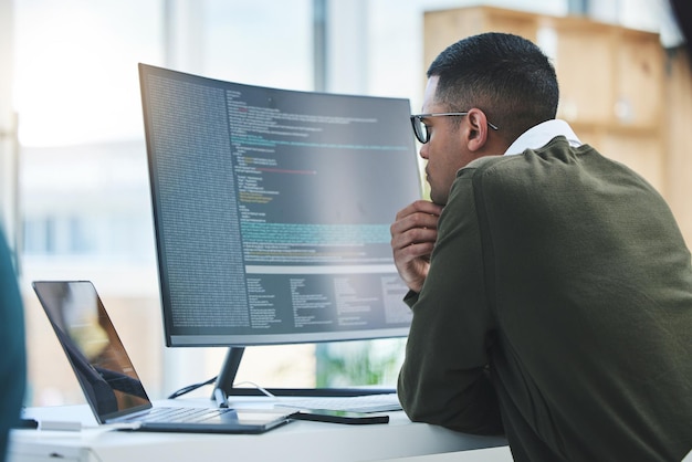 Mann-Computerbildschirm und denkt an Codierung, Programmierung oder Softwareentwicklung und Online-Lösung. Programmierer oder Entwickler liest HTML-Skript-Website-Problemlösung oder Cybersicherheit auf dem Monitor