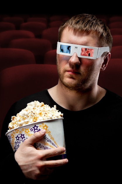 Mann, der 3D-Film sieht