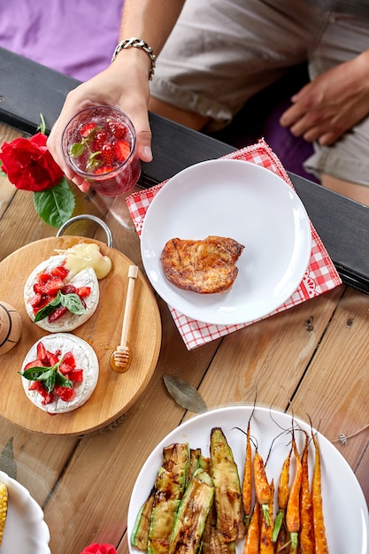 Mann, der Abendessen am Tisch genießt